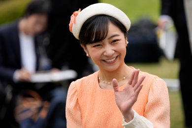 【雅子さま、愛子さま、佳子さま】色と光のハーモニー。園遊会に見る女性皇族方の〈洋装〉洗練スタイル