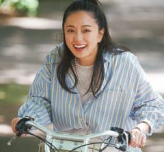 羽織って巻いてサマになる【ざっくりシャツ】が自転車送迎に◎