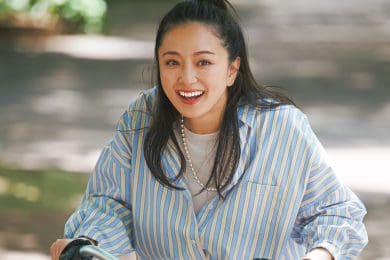 羽織って巻いてサマになる【ざっくりシャツ】が自転車送迎に◎