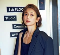 【40代のお仕事コーデ】光沢感でさらに進化！最旬ラインパンツで余裕を醸す