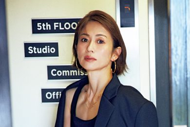 【40代のお仕事コーデ】光沢感でさらに進化！最旬ラインパンツで余裕を醸す