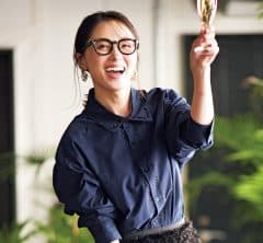 【シャギースカート】に重心を置いた〈ほぼ黒〉コーデでドレスアップも浮つかない