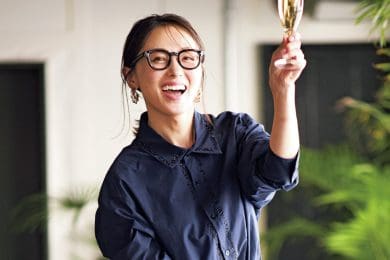 【シャギースカート】に重心を置いた〈ほぼ黒〉コーデでドレスアップも浮つかない