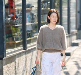 【ZARA・ホワイトデニム】ワイドデニムは白を選べばきれいめに！〈40代オシャレSNAP〉