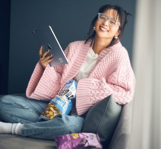 自分ファーストな時間を楽しむための〈気分が上がるカラーニット4選〉