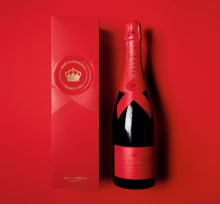 シャンパン メゾン【モエ・エ・シャンドン】から、赤に染まった「ホリデーシーズン限定ボトル」が発売！