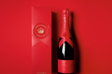 シャンパン メゾン【モエ・エ・シャンドン】から、赤に染まった「ホリデーシーズン限定ボトル」が発売！