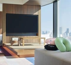 大都会の高層階で魔法のソファ体験!〝HOTEL GROOVE SHINJUKU〟×〝Yogibo〟のコラボルームが期間限定で登場!