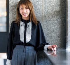 〝ちょこっと華やぐ〟がちょうどいい！大人の「年末映えほぼクロ服」