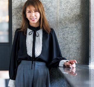 〝ちょこっと華やぐ〟がちょうどいい！大人の「年末映えほぼクロ服」