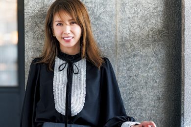 〝ちょこっと華やぐ〟がちょうどいい！大人の「年末映えほぼクロ服」