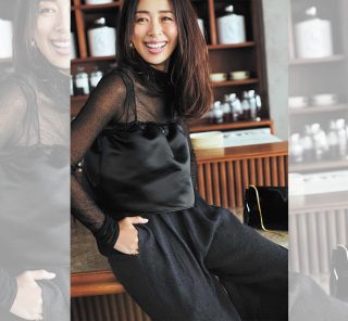 いつもの“全身まっ黒”コーデがぐっとオシャレに♡「サテンアイテム」を投入！