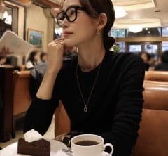 肌寒くなってきた秋は、断然ゴールドアクセが気になる!【モデル私服コーデ】