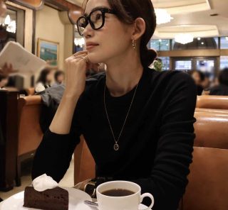 肌寒くなってきた秋は、断然ゴールドアクセが気になる！【モデル私服コーデ】