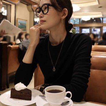 肌寒くなってきた秋は、断然ゴールドアクセが気になる！【モデル私服コーデ】