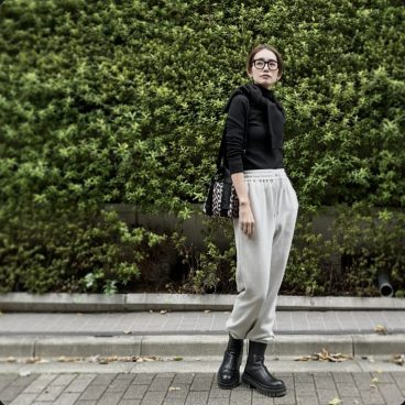 〈楽ちんなのにきちんと見える〉大人仕様のスウェット【モデル私服コーデ】