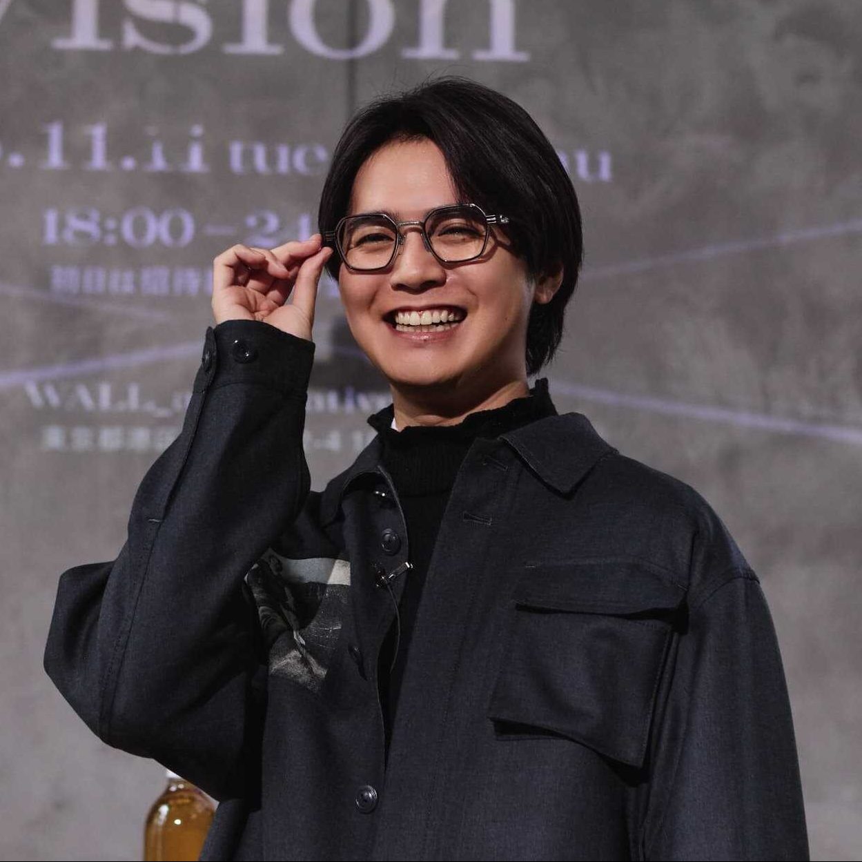 片寄涼太さんが素敵なメガネ姿で登場！「変装ではなくてドレスアップ