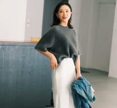 モノトーンでも華やぐ！40代の『上品スカートコーデ』〈4選〉