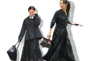 仕事にも、子供の行事にも◎40代ママの「キレイめ黒コーデ」２選