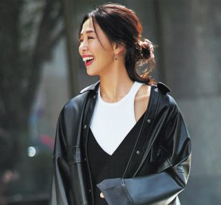 【40代の黒コーデ】に今季豊作“ドラマチック素材”がじわじわ効く！