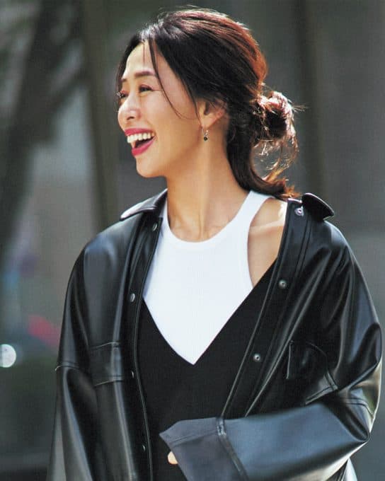 【40代の黒コーデ】に今季豊作“ドラマチック素材”がじわじわ効く！