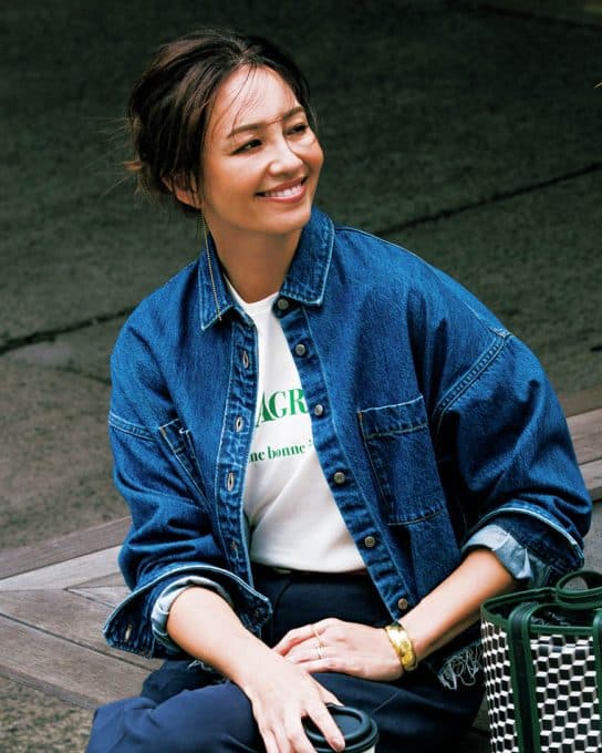 アレンジ自在で体温調節にも◎【デニムシャツ】がソロTIMEの相棒に