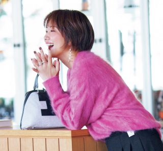 【カラーニット×主役級バレルパンツ】ならワンツーだって今っぽい！