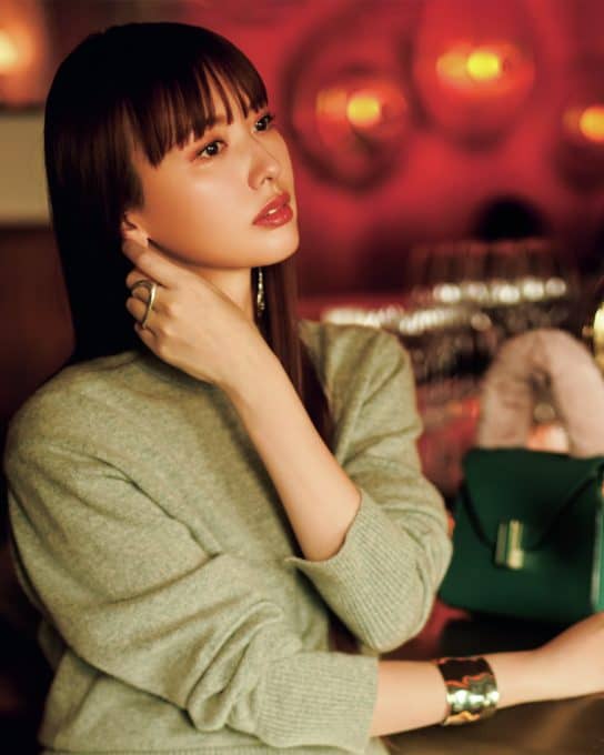 上品ワントーンに【キラキラアイテム一点盛り】で“はじけ上手”に