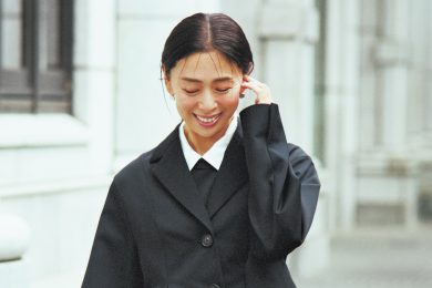 【40代の学校行事コーデ】オシャレに見えてハズさない黒の着こなし方