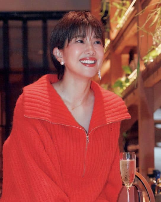 【ハーフジップニット】の抜け感と最旬パンツでヘルシーなのに女っぽい