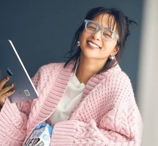 寛ぎと高揚感をくれる【カラーニット】がノータスクDAYの最高の相棒！