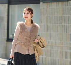 トレンドの【ファージレ・ボアベスト】は「ショート丈」ならスカートもワイドパンツも合う！＜読者スナップ5選＞