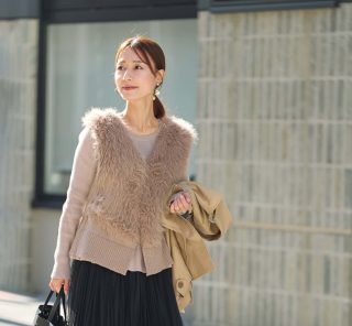 トレンドの【ファージレ・ボアベスト】は「ショート丈」ならスカートもワイドパンツも合う！＜読者スナップ5選＞