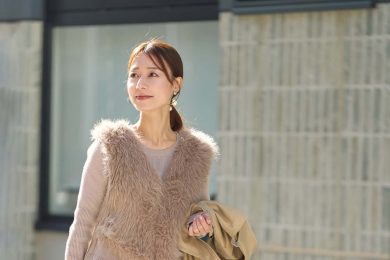 トレンドの【ファージレ・ボアベスト】は「ショート丈」ならスカートもワイドパンツも合う！＜読者スナップ5選＞