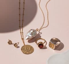 【人気占い師・真木あかりさん】に聞いた! 2026年の運気と開運ジュエリー