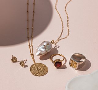 【人気占い師・真木あかりさん】に聞いた！ 2026年の運気と開運ジュエリー