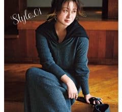 冬の定番【無地ニット】のマンネリに！トレンド「巻き物テク」で最旬に〈４選〉