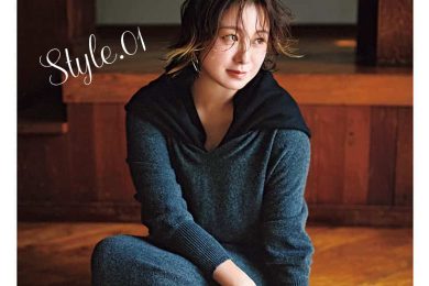 冬の定番【無地ニット】のマンネリに！トレンド「巻き物テク」で最旬に〈４選〉