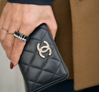 【シャネル、エルメスetc...】40代オシャレ読者がリアルに使ってるミニウォレット＜スナップ11選＞