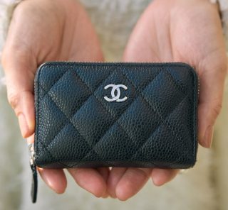 【シャネル、エルメスetc...】40代オシャレ読者がリアルに使ってる黒財布＜スナップ6選＞