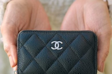【シャネル、エルメスetc...】40代オシャレ読者がリアルに使ってる黒財布＜スナップ6選＞