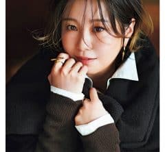 【上半身の厚みが気になる】40代に。トレンド「ストール」のオシャレな体型カバー方法〈３選〉