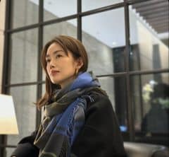 毎年1枚ずつお迎え。今年の〈ジョシュアエリスのカシミヤストール〉【モデル私物コーデ】