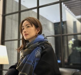 毎年1枚ずつお迎え。今年の〈ジョシュアエリスのカシミヤストール〉【モデル私物コーデ】