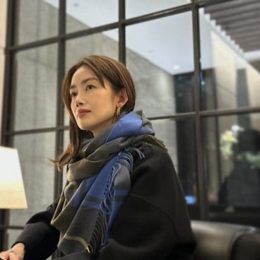 毎年1枚ずつお迎え。今年の〈ジョシュアエリスのカシミヤストール〉【モデル私物コーデ】