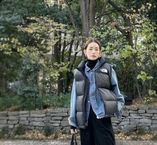 便利なダウンジャケットのレイヤードで暖かく【モデル私物コーデ】