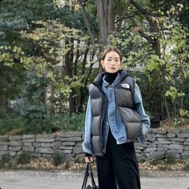 便利なダウンジャケットのレイヤードで暖かく【モデル私物コーデ】