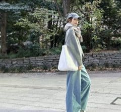 フワフワで気持ちいいラクーンカーディガンとカシミヤストールで暖か【モデル私物コーデ】