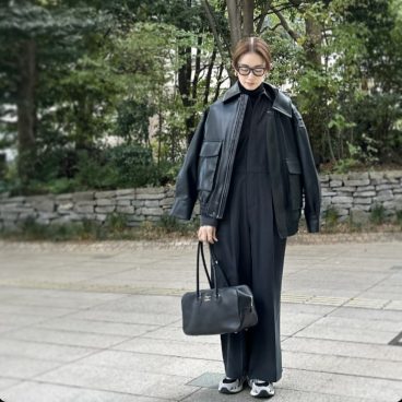 素材違いで楽しむ「ほぼ黒」のレイヤード【モデル私服コーデ】
