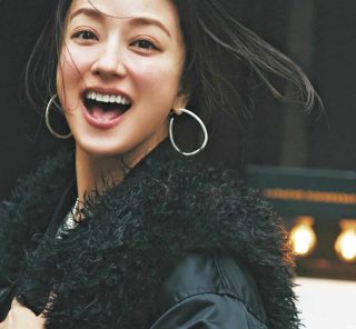 冬コーデがあか抜ける！「フープピアス」40代の選び方・合わせ方